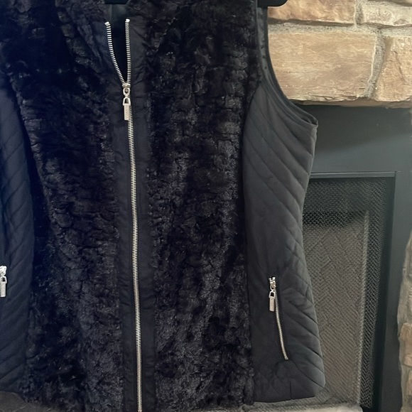 Peter Nygard black zippered vest with front pockets and faux fur collar. XL - Picture 5 of 10